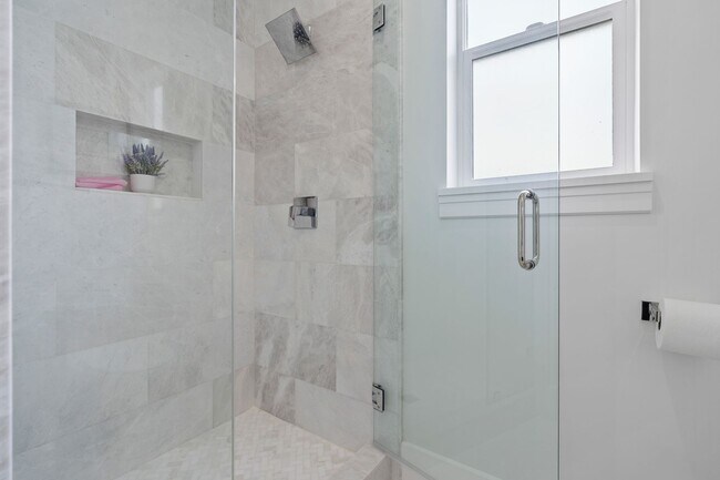 Building Photo - Stunning 4/3 in the Oakland Hills