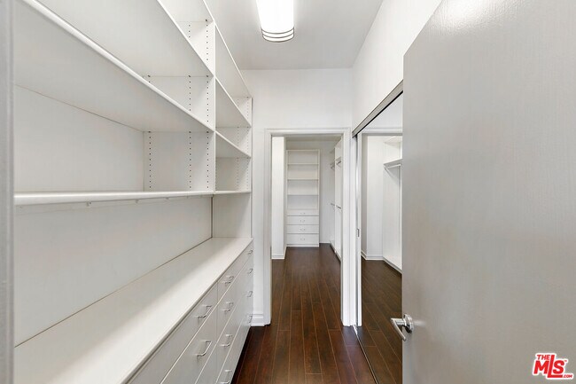 Building Photo - 214 N Crescent Dr