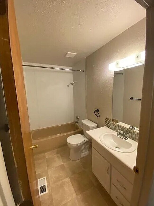 Building Photo - 2 bedroom 1 bathroom duplex with backyard ...