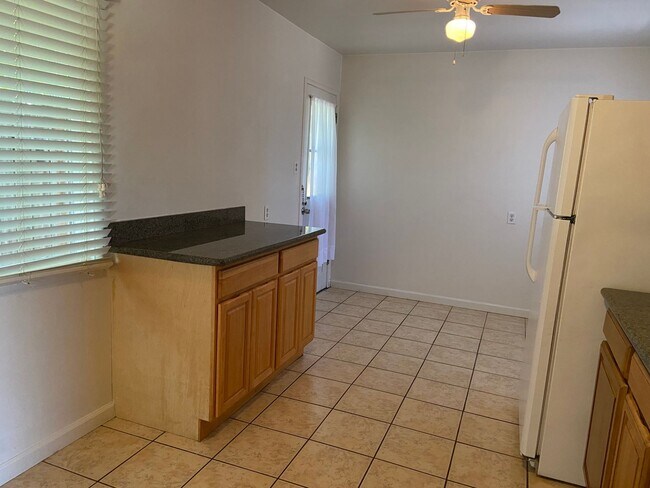Building Photo - Well maintained 2 bed/1 bath unit in heart...