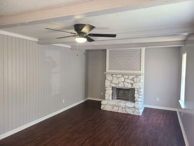 Building Photo - QUESTIONS PLEASE CONTACT LANCE GARNER 501-912-6020
