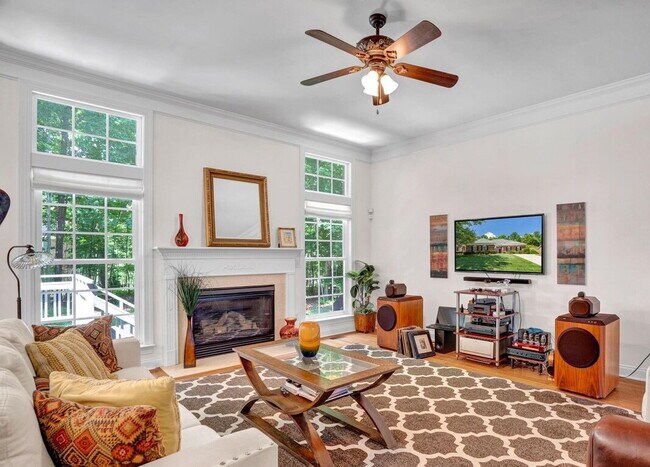 Building Photo - Sophisticated Space Designed for Comfort