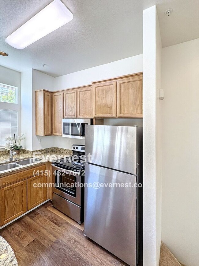 Building Photo - Lovely 2-Bedroom Townhome: Comfort and Con...