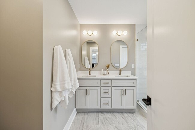 Building Photo - 215 Ash Dr