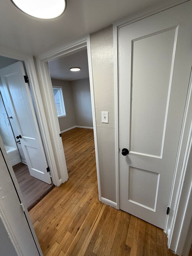 Building Photo - 433 Glen View Ct