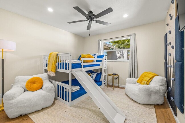 Building Photo - 10703 Del Prado Dr S