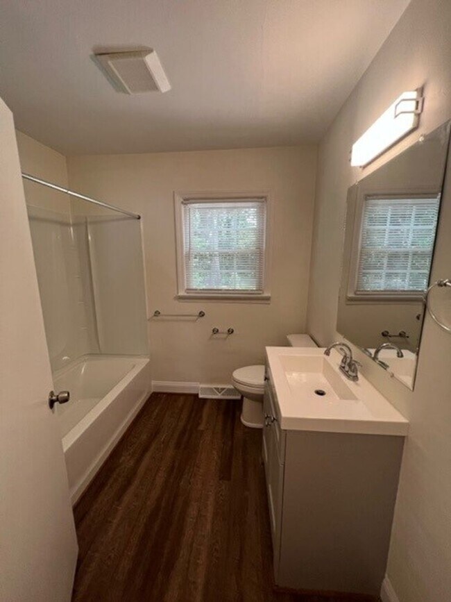 Building Photo - 3 Bedroom 1.5 Bath Home Family Room, Living Room and Dining Room! - Eastside of Greenville