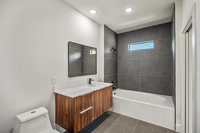Building Photo - 10728 Twin Oak Dr