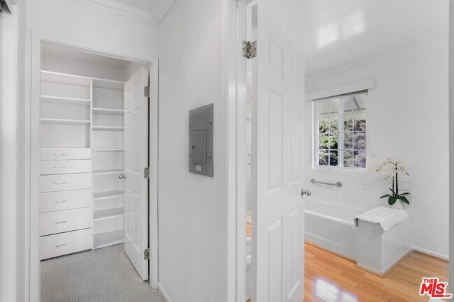 Building Photo - 3855 Rambla Pacifico St