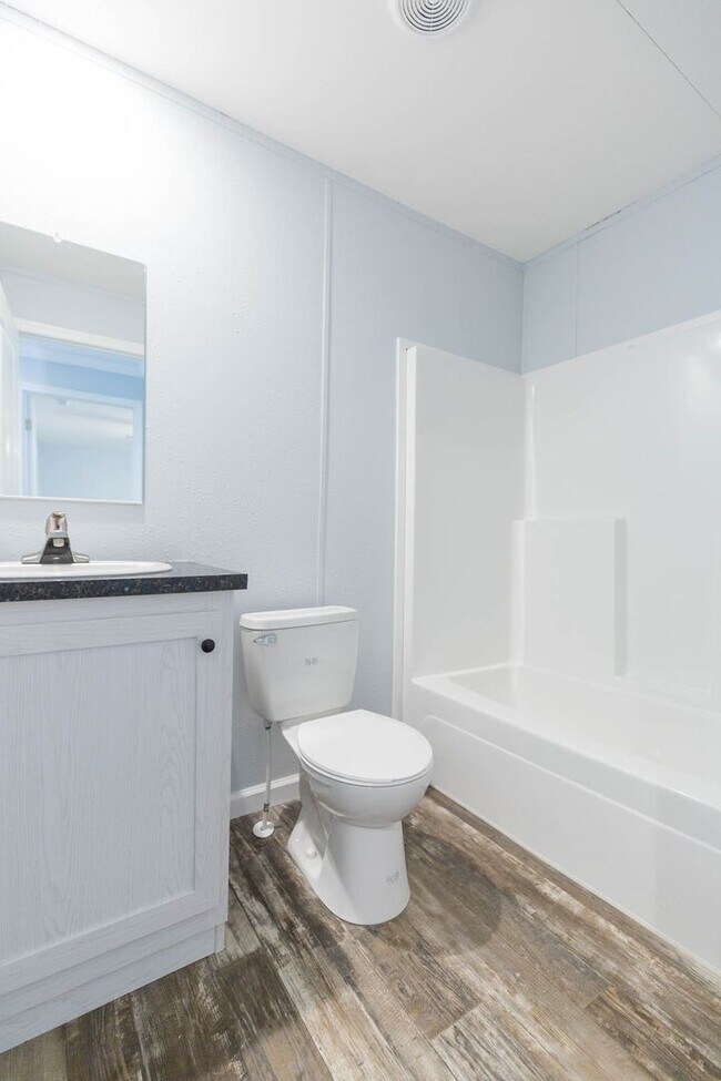 Building Photo - BEAUTIFUL 3/2 AVAILABLE NOW! $500 OFF FIRS...