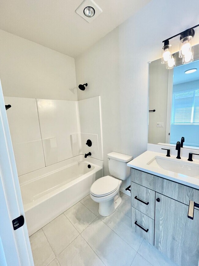 Building Photo - Live in Style! 2BD/2.5B High-End Townhouse...