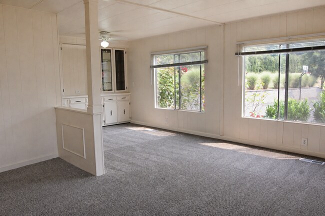 Building Photo - 4550 SW 5th Ave