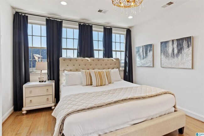 Building Photo - Luxurious 3-Bed Townhouse on Red Mountain