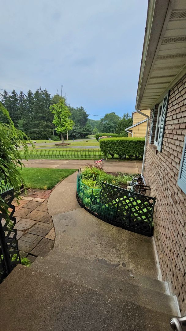 Building Photo - Welcome to this charming 2 bedroom, 1 bath...