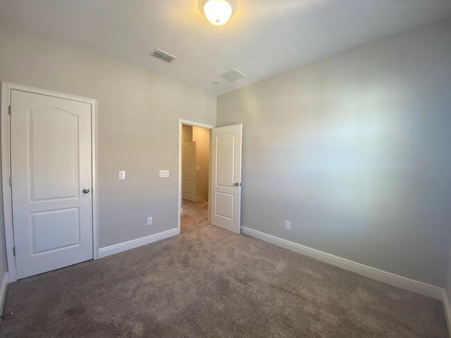 Building Photo - 2408 Lobelia Dr