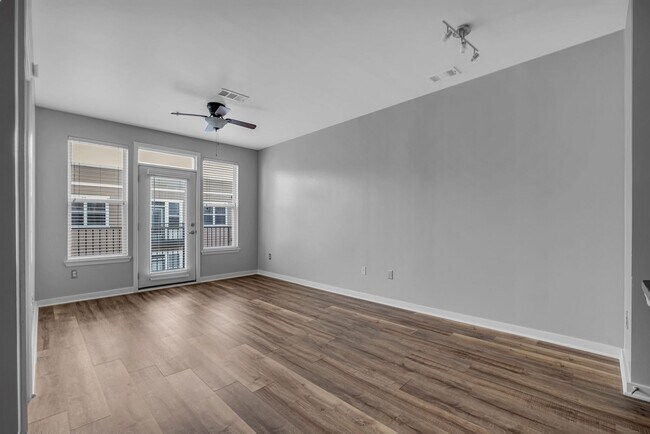 Building Photo - Awesome 1BE/1BA Condo in the heart of West End!