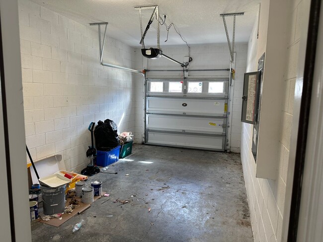 Building Photo - 3 Bedroom, 2.5 Bath Townhome in Gated Sanford Community – Pet Friendly