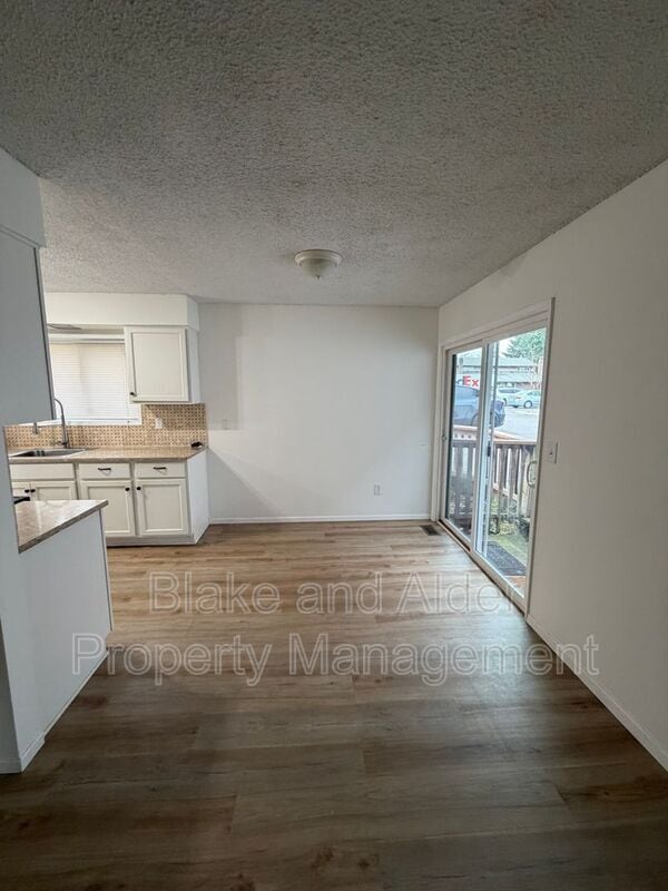 Building Photo - 5533 SW Lombard Ave