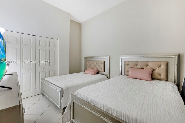 Building Photo - 1155 Brickell Bay Dr