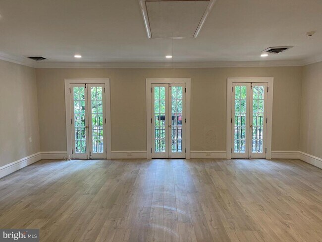 Building Photo - 139 Kings Hwy E