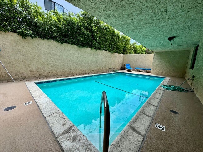 Building Photo - Light and Bright Townhouse-style condo in ...