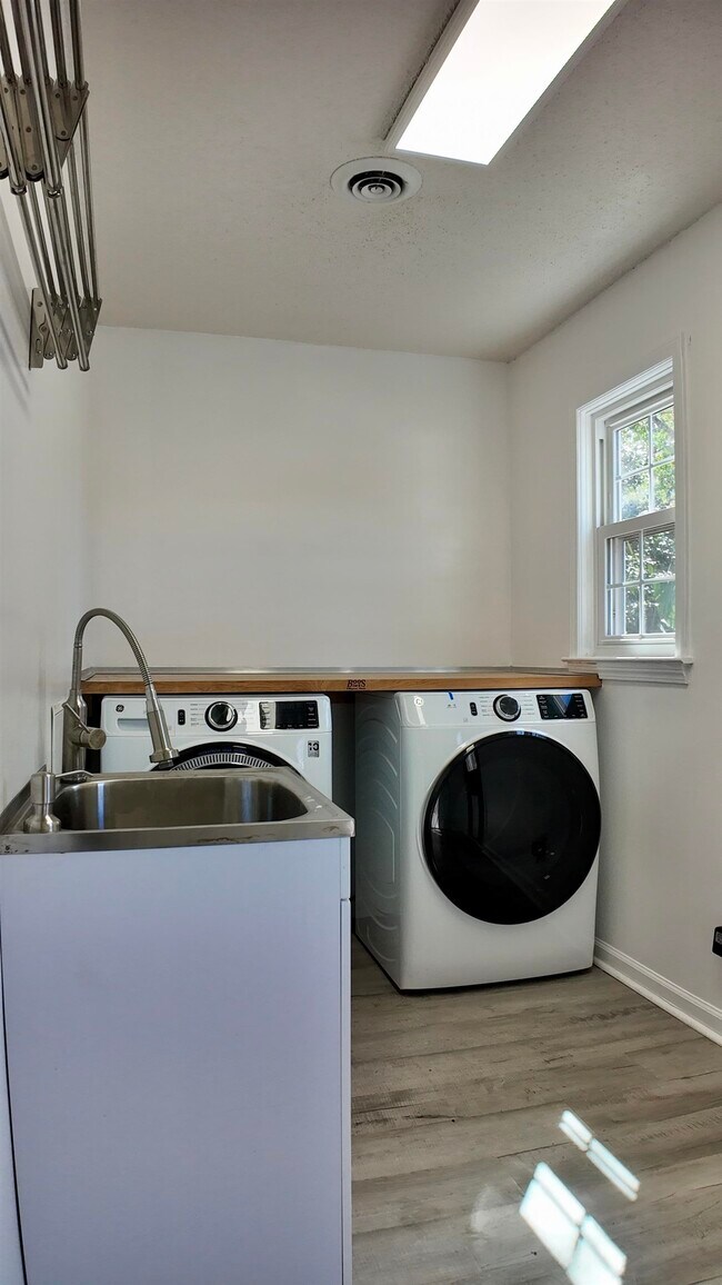 Building Photo - 613 62nd Ave N