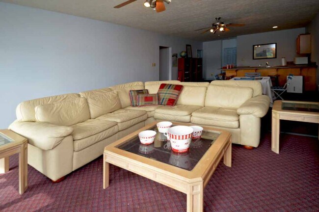 Building Photo - 4 Bedroom || 3 Bathroom home on Leesville Lake