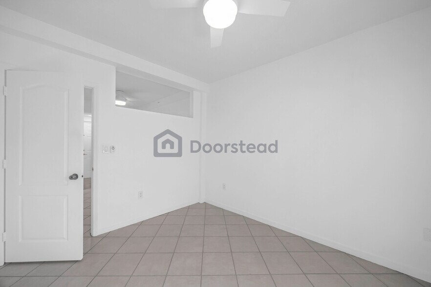 Building Photo - 3051 SW 27th Ave
