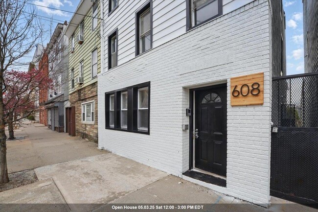Primary Photo - 608 Palisade Ave