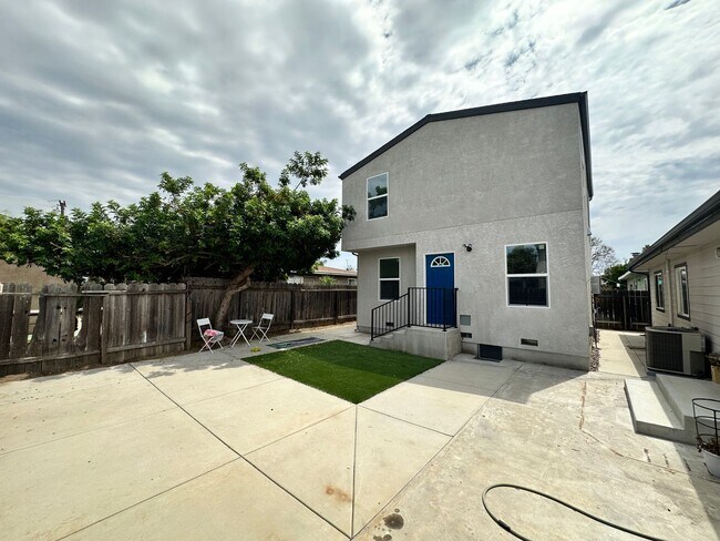 Building Photo - 5119 E Falls View Dr