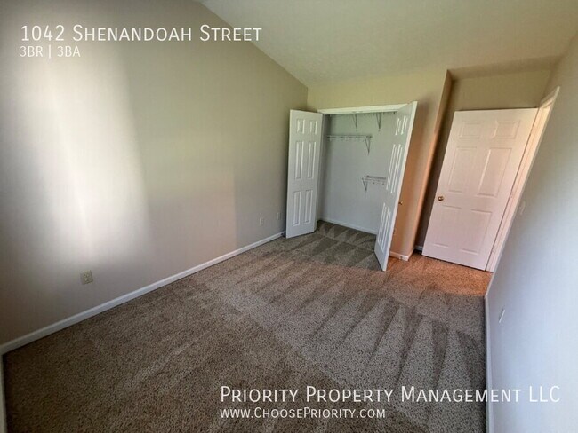 Building Photo - 1042 Shenandoah St