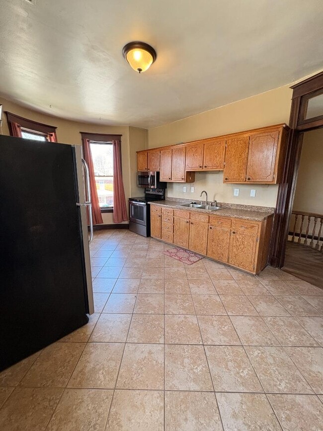 Building Photo - 327 Ash St