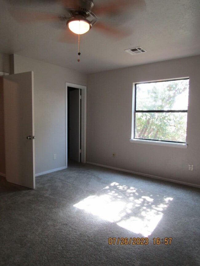 Building Photo - Very nice townhome located in the Heritage...