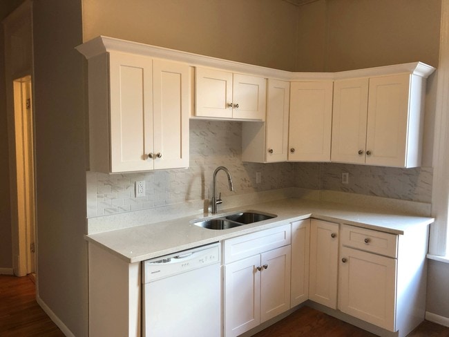 Building Photo - 900 W Newport Ave