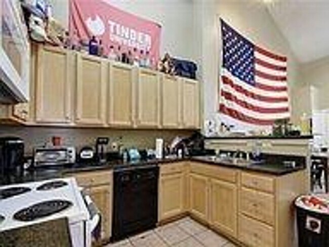 Building Photo - West Campus Condo Under $1000/Bedroom Walk...