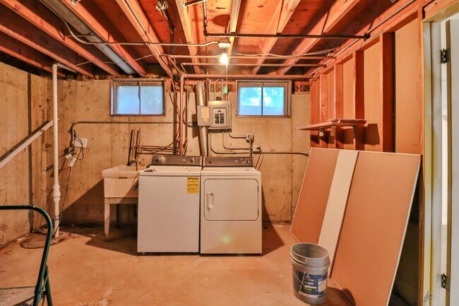 Building Photo - 30W162 Claymore Ln