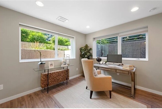Building Photo - 4bd/3.5ba Seattle Condo