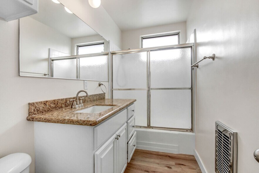 Building Photo - 943 6th St