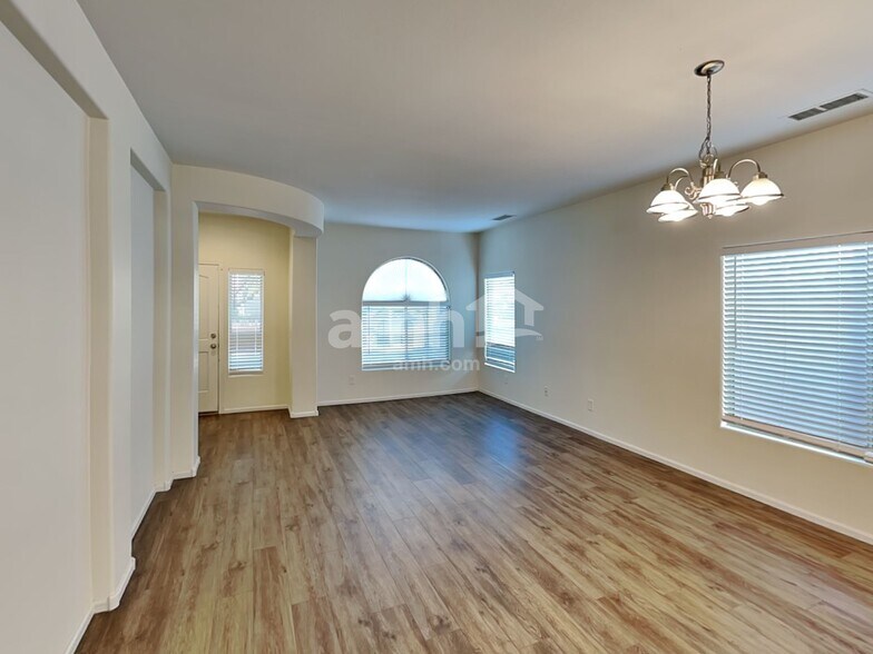 Building Photo - 10363 E Juanita Ave