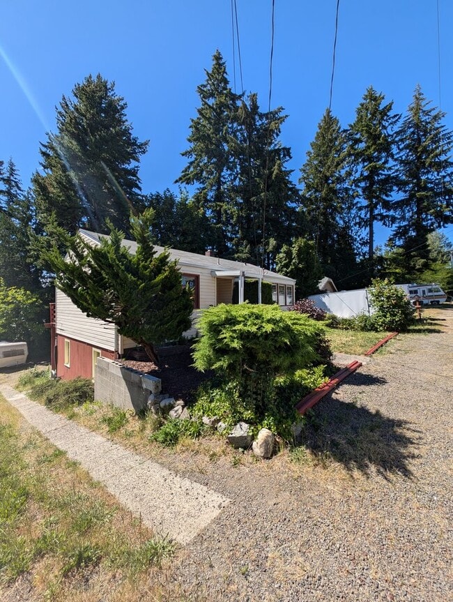 Building Photo - A Quarky Bremerton Original! Tons of Space...
