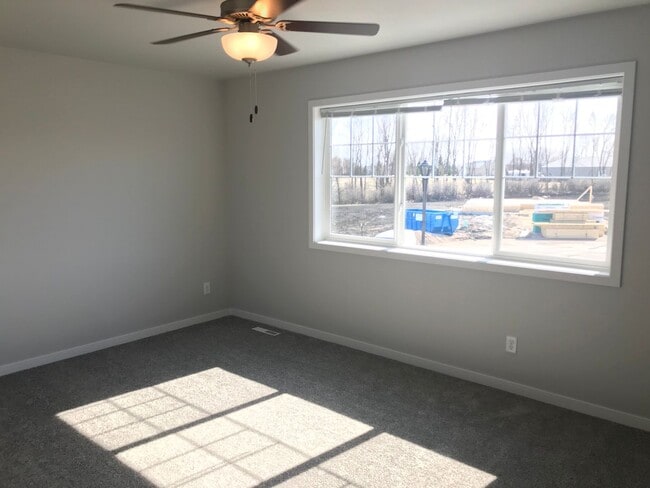 Building Photo - 4 Bed 2.5 Bath Single Family Home