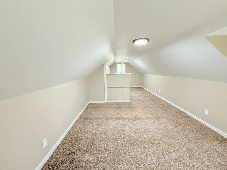 Building Photo - This beautifully updated 3-bedroom, 1-bath single-family home is ready for move-in!