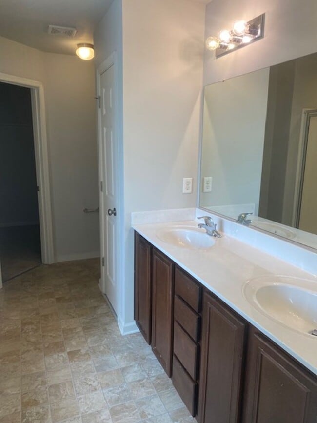 Building Photo - 203 Linfoot Ct