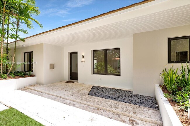 Building Photo - 950 Bayamo Ave