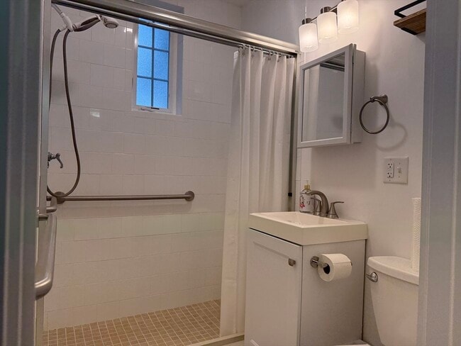 Building Photo - 172 Auburn St