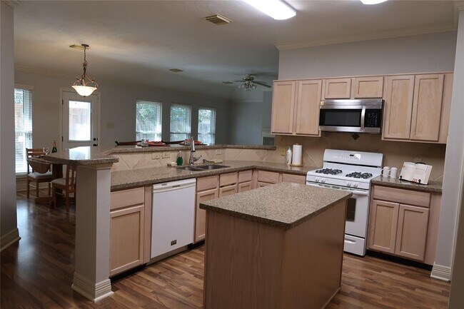 Building Photo - 1714 Oak Ridge Dr