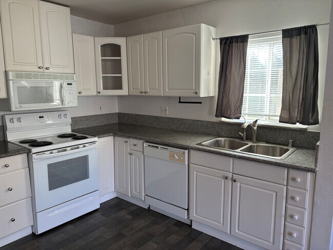 Building Photo - Cozy Duplex