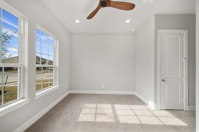 Building Photo - 9527 Sanger Wy