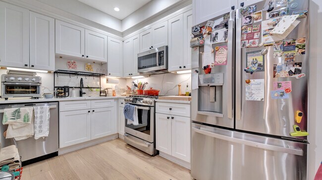 Building Photo - 1658 K St NE