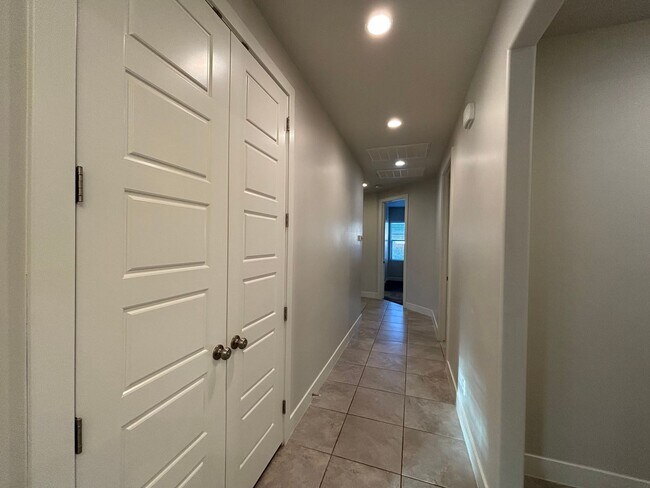 Building Photo - SPACIOUS SINGLE LEVEL HOME IN WASHINGTON F...